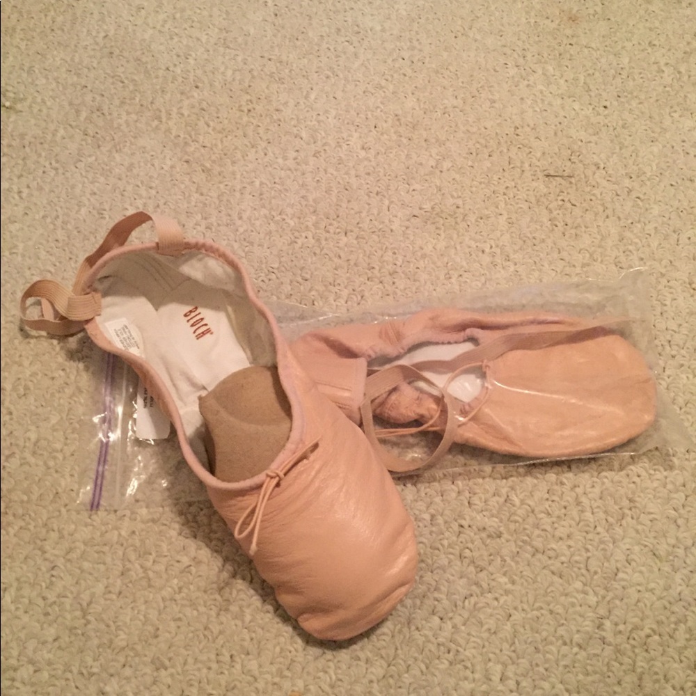 NWT Bloch pink leather pump 8B